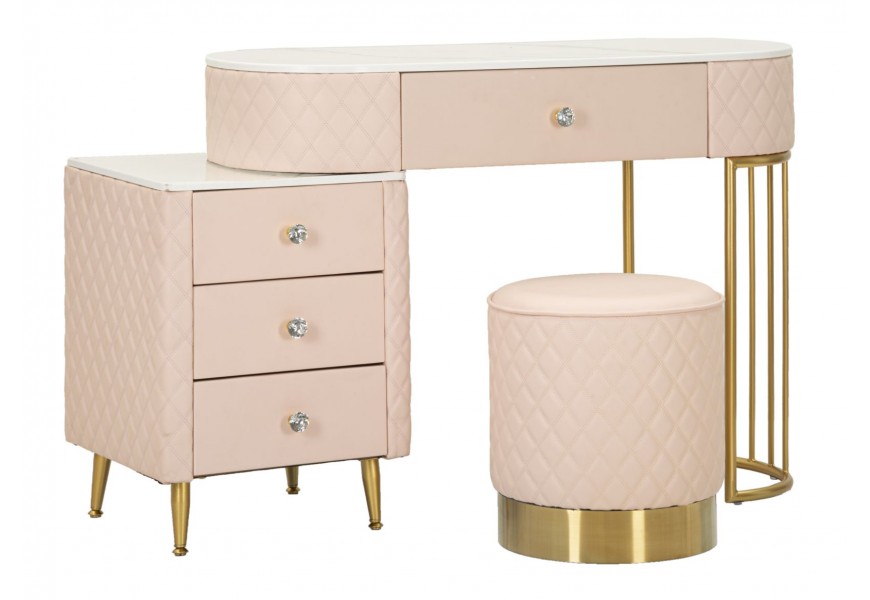 Art deco elegantná toaletná zostava Glamia Tapisé s oválnym stolíkom so širokou zásuvkou a tromi zásuvkami na boku s ružovým poťahom z ekokože s diamantovým prešívaním s bielou mramorovou doskou na zlatej kovovej konštrukcii s oblou podstavou