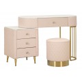 Art deco elegantná toaletná zostava Glamia Tapisé s oválnym stolíkom so širokou zásuvkou a tromi zásuvkami na boku s ružovým poťahom z ekokože s diamantovým prešívaním s bielou mramorovou doskou na zlatej kovovej konštrukcii s oblou podstavou