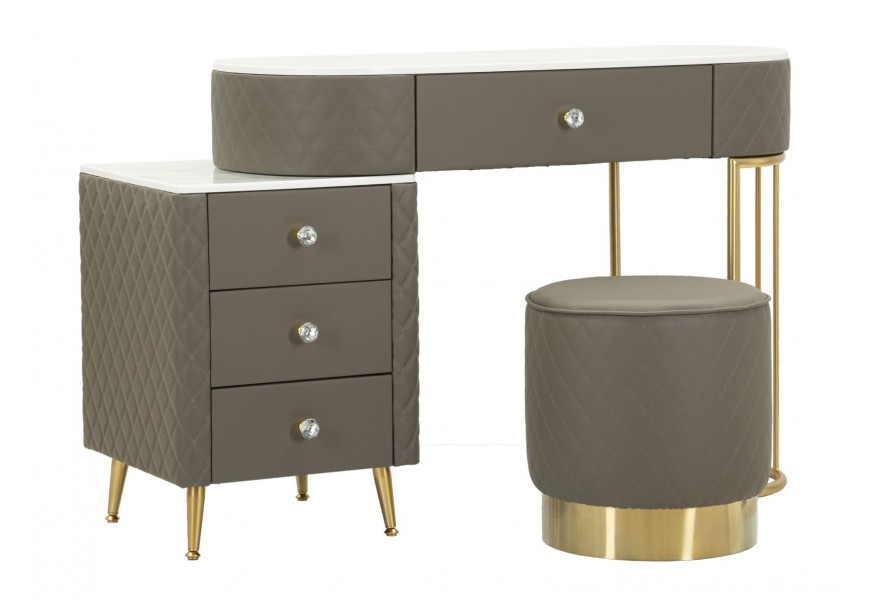 Art deco toaletná zostava Glamia Tapisé s čalúnením z hnedosivej ekokože s diamantovým prešívaním bielou mramorovou doskou a zlatou kovovou konštrukciou so širokým úložným priestorom štyrmi zásuvkami a okrúhlou taburetkou