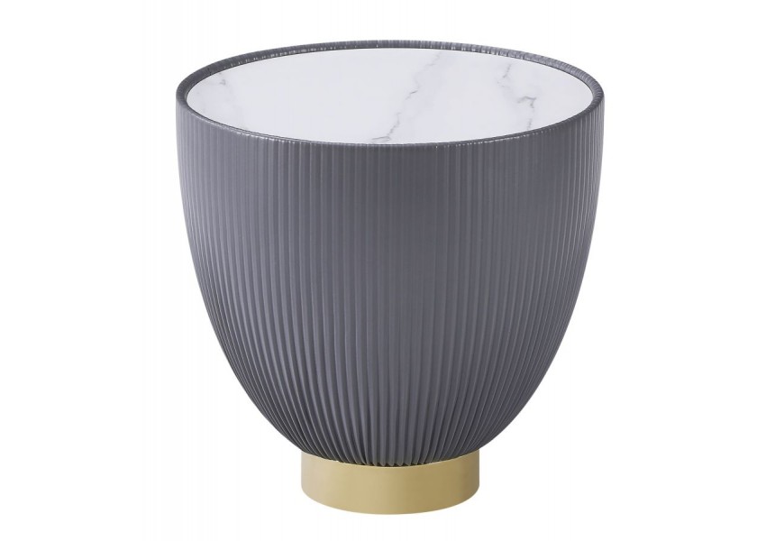 Art deco konferenčný stolík Velmara s okrúhlou bielou keramickou doskou s mramorovým efektom vertikálne s drážkovanou sivou kovovou podstavou a zlatým kovovým základom