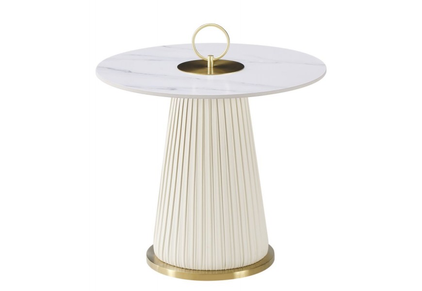 Art deco konferenčný stolík Velmara s okrúhlou bielou keramickou doskou s mramorovým efektom s výraznou zlatou úchytkou v strede s drážkovanou kužeľovitou podstavou v krémovej ekokoži a zlatým kovovým základom