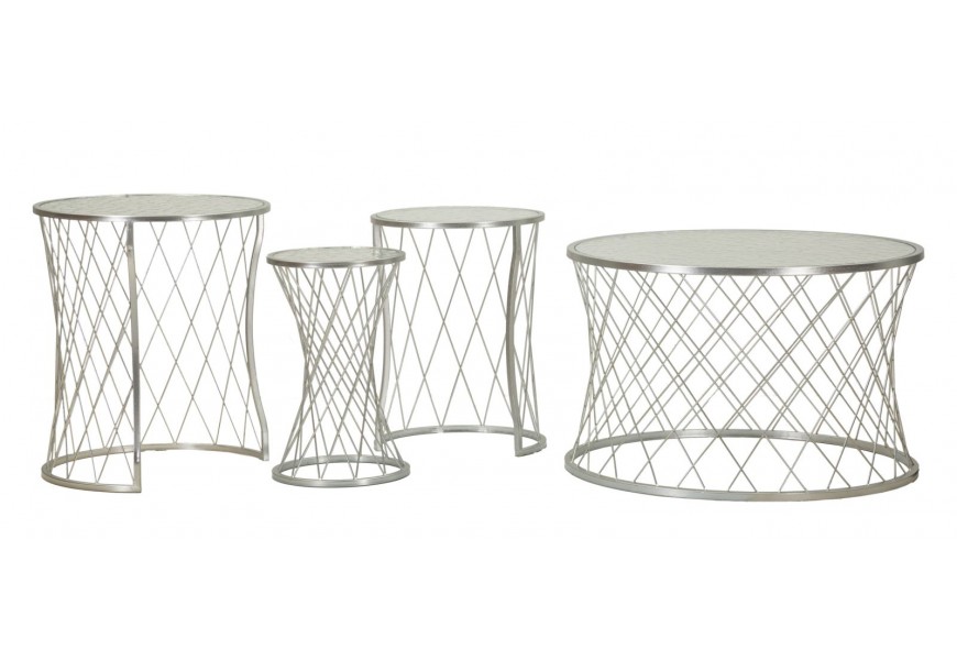Glamour set troch príručných stolíkov a jedného konferenčného stolíka Deli s nohou v jemnom zaoblení z kovu s kosoštvorcovým vzorom v striebornej farbe s vrchnou doskou zo skla s jemne priehľadnou štruktúrou