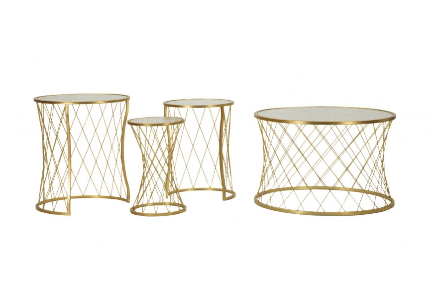 Art deco set troch príručných stolíkov a jedného konferenčného stolíka Deli v zlatej farbe s nohou z kovu s kosoštvorcovým vzorom a vrchnou doskou so štruktúrovaným jemne priehľadným sklom