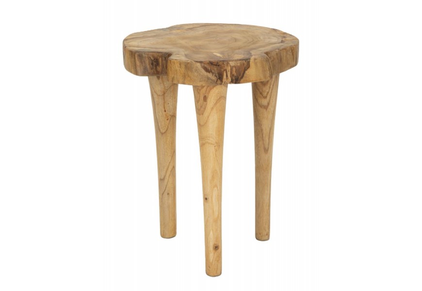 Vidiecka taburetka Kolia v hnedej farbe z masívneho teakového dreva s tromi nožičkami s nesymetrickým tvarom vrchnej dosky