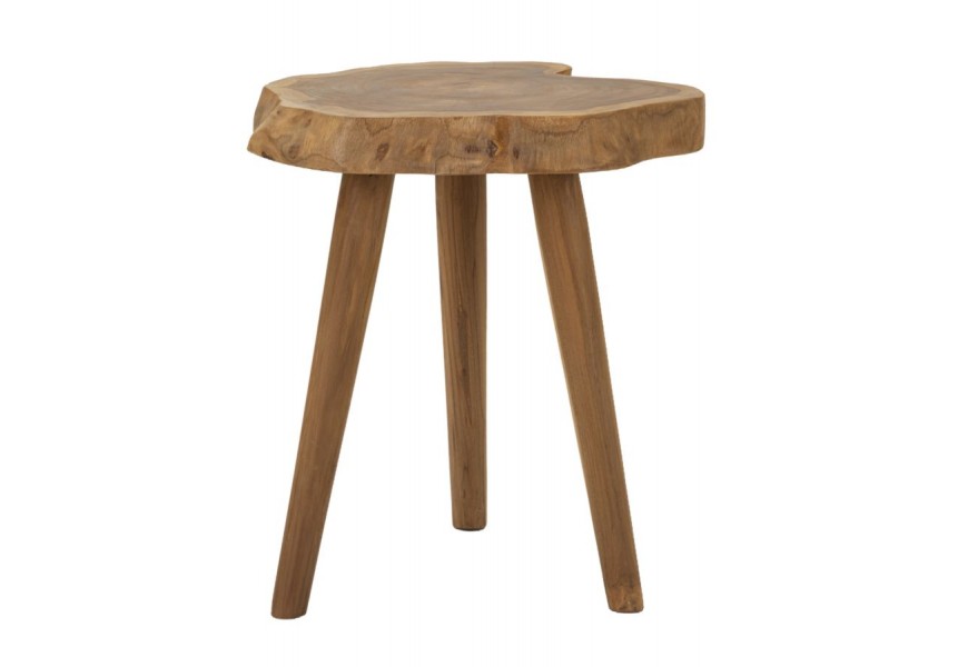 Vidiecka taburetka Bia s tromi nožičkami z masívneho teakového dreva v hnedej farbe s výraznou štruktúrou a viditeľnými letokruhmi a nerovnomerným tvarom