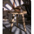Masívna okrúhla hnedá taburetka Bia s tromi nožičkami s výraznou štruktúrou letokruhov 45 cm 