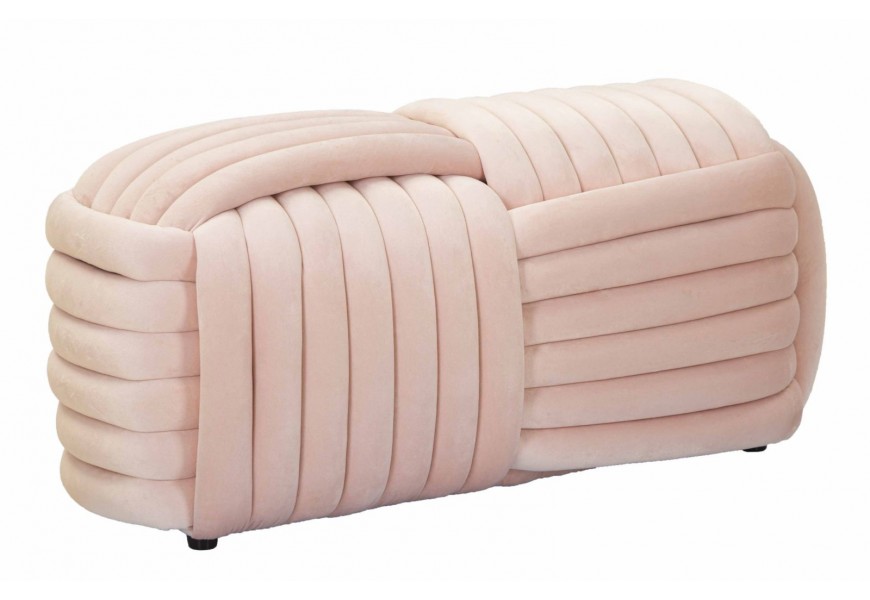 Dizajnová lavica Nodo v obdĺžnikovom tvare v ružovej farbe v tvare klbka na pletenie so zamatovým poťahom s malými čiernymi nožičkami