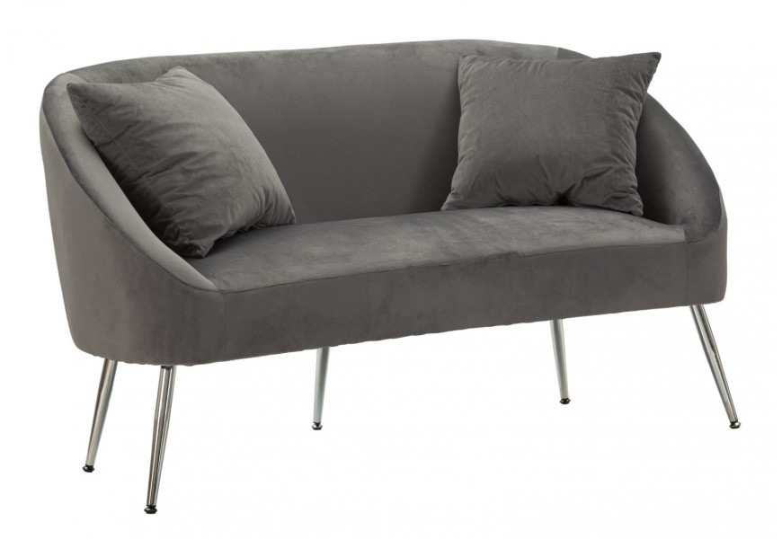 Moderná glamour čalúnená sivá dvojsedačka Cally so zaoblenou opierkou a dvomi štvorcovými vankúšmi s poťahom zo zamatu a šikmými kovovými nohami v lesklom chrómovom prevedení
