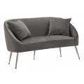 Moderná glamour čalúnená sivá dvojsedačka Cally so zaoblenou opierkou a dvomi štvorcovými vankúšmi s poťahom zo zamatu a šikmými kovovými nohami v lesklom chrómovom prevedení