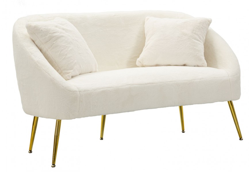 Dizajnová glamour čalúnená biela dvojsedačka Cally s poťahom z umelej kožušiny s nízkym vlasom s dvomi vankúšmi a zaoblenou chrbtovou opierkou so šikmými nožičkami z kovu v lesklej zlatej farbe