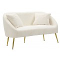 Dizajnová glamour čalúnená biela dvojsedačka Cally s poťahom z umelej kožušiny s nízkym vlasom s dvomi vankúšmi a zaoblenou chrbtovou opierkou so šikmými nožičkami z kovu v lesklej zlatej farbe