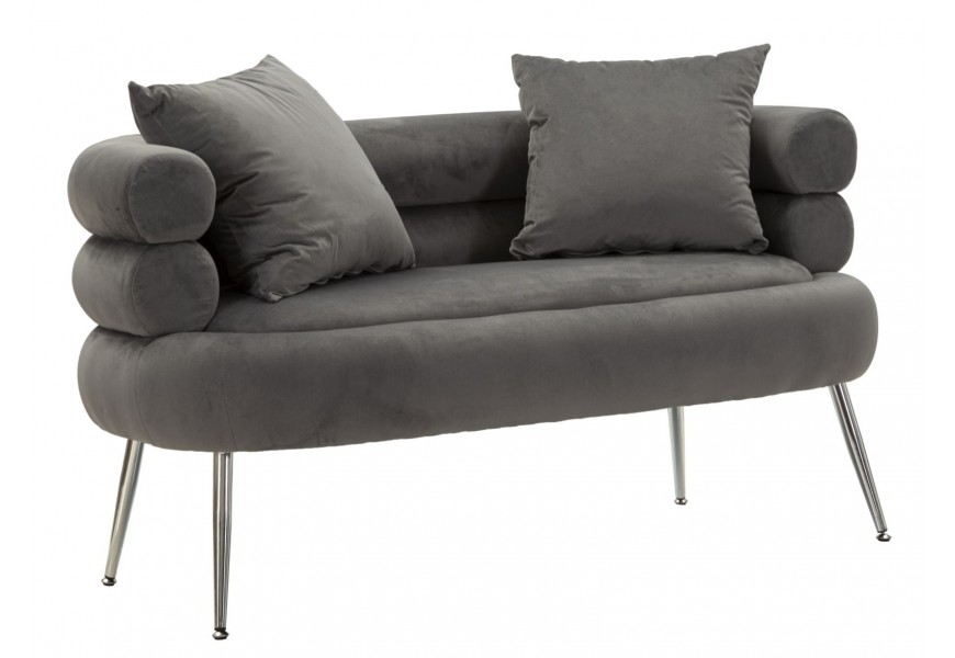 Dizajnová glamour dvojsedačka Taglia s oválnou sedacou časťou a opierkou s dvoch valcovitých prvkom s dvomu štvorcovými vankúšmi a poťahom zo zamatu v tmavej sivej farbe so šikmými nohami z kovu v chrómovom prevedení