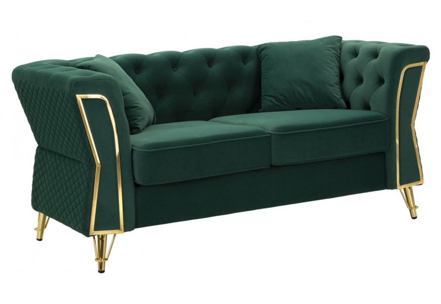 Art deco dvojmiestna sedačka Velaria s tmavozeleným zamatovým čalúnením s chesterfield prešívaním na vnútornej strane opierok s diamantovým vzorom na vonkajších bokoch a zlatými prvkami a mäkké čalúnené vankúše