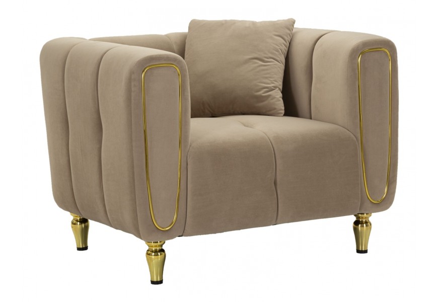 Art deco kreslo Celestia s mohutnou siluetou čalúnené svetlo hnedým zamatom s elegantným vertikálnym prešívaním doplnené zlatými akcentmi a vankúšom
