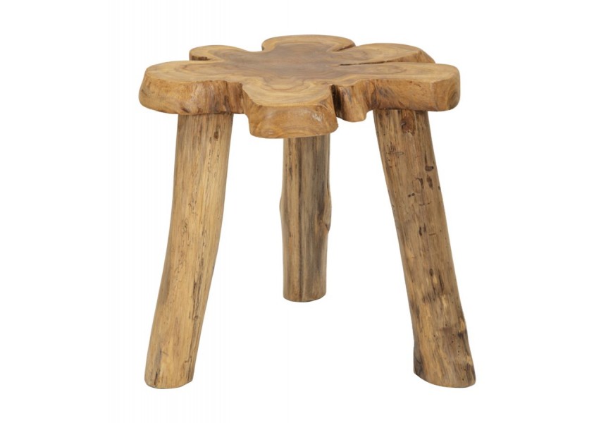 Vidiecka taburetka Tara s tromi nohami z masívneho teakového dreva s výraznou štruktúrou letokruhov v hnedej farbe v prírodnom asymetrickom tvare