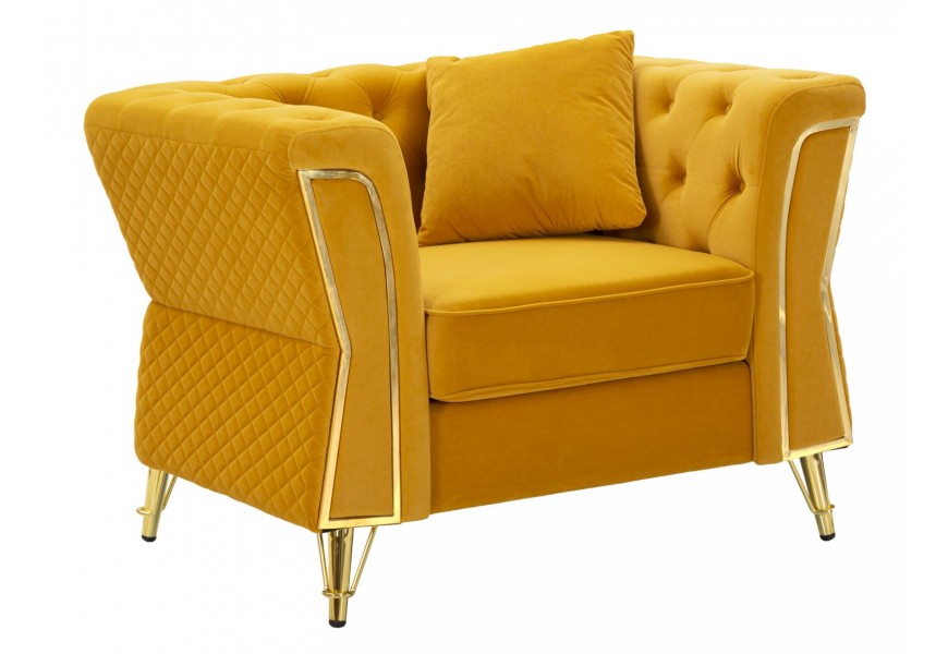Art deco kreslo Velaria so širokým sedadlom a operadlom v chesterfield štýle so žltým zamatovým čalúnením s vankúšom a diamantovým prešívaním so zlatými detailmi