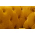 Glamour kreslo Velaria s operadlom v chesterfield dizajne so zamatovým čalúnením v žltej farbe a zlatými detailmi 104 cm