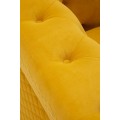 Glamour kreslo Velaria s operadlom v chesterfield dizajne so zamatovým čalúnením v žltej farbe a zlatými detailmi 104 cm