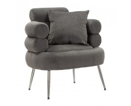 Dizajnové glamour sivé zamatové kreslo Taglia s penovým čalúnením a opierkou z troch valcovitých prvkov s jedným štvorcovým vankúšom s penovým čalúnením a nožičkami z kovu v lesklom chrómovom prevedení