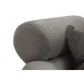 Moderné art deco kreslo Taglia s dizajnovou opierkou so sivým zamatovým poťahom a chrómovými nožičkami 85 cm