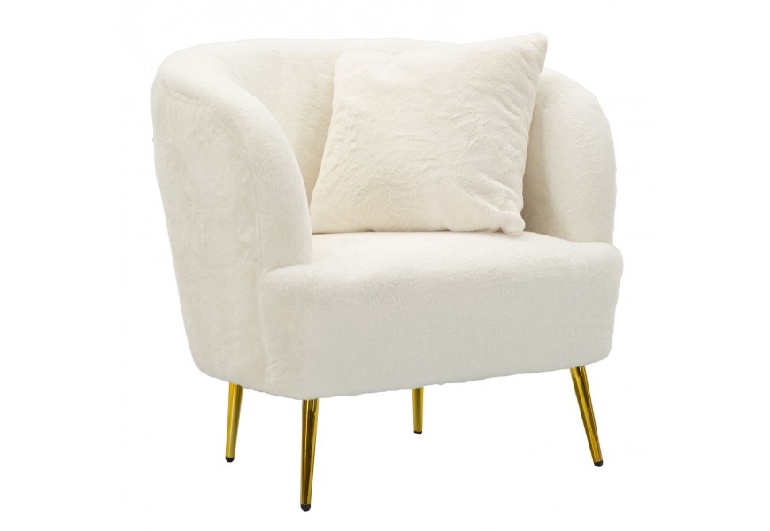 Dizajnové art deco biele kreslo Cally s kožušinovým čalúnením s nízkym vlasom a vankúšom so zaoblenou opierkou a štyrmi nožičkami z kovu v zlatej farbe