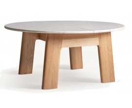 Luxusný škandinávsky okrúhly mramorový jedálenský stôl Naria s bielou doskou a hnedými dubovými masívnymi nožičkami 160