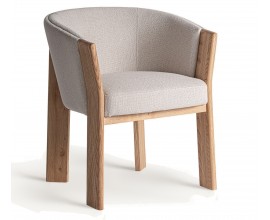 Moderná škandinávska jedálenská stolička Naria s oblým operadlom a opierkami na ruky s béžovým látkovým čalúnením s výraznou štruktúrou a plochými dubovými nožičkami