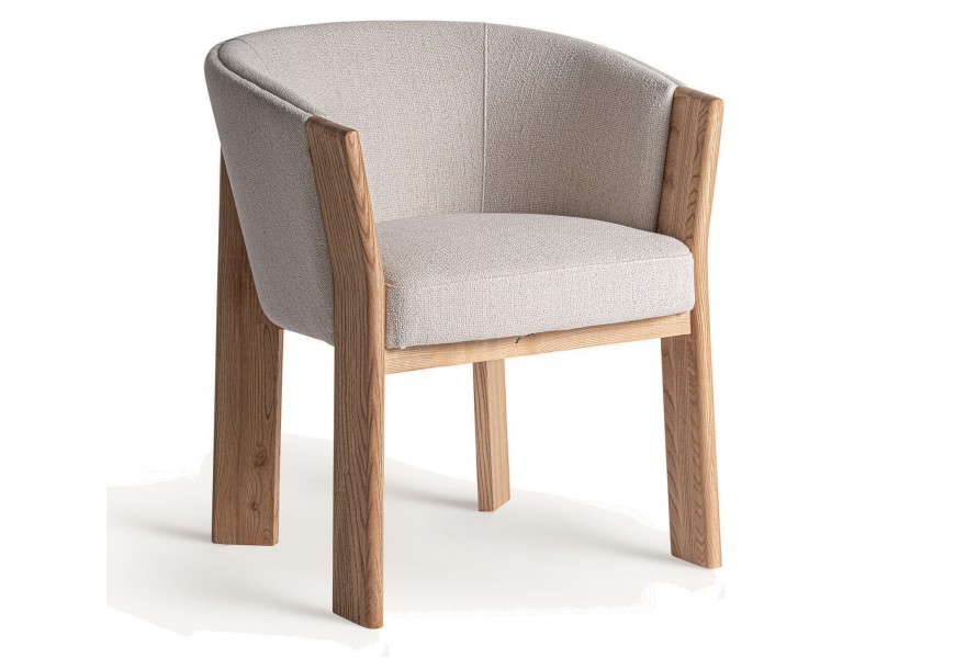 Moderná škandinávska jedálenská stolička Naria s oblým operadlom a opierkami na ruky s béžovým látkovým čalúnením s výraznou štruktúrou a plochými dubovými nožičkami