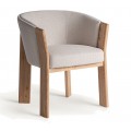 Moderná škandinávska jedálenská stolička Naria s oblým operadlom a opierkami na ruky s béžovým látkovým čalúnením s výraznou štruktúrou a plochými dubovými nožičkami