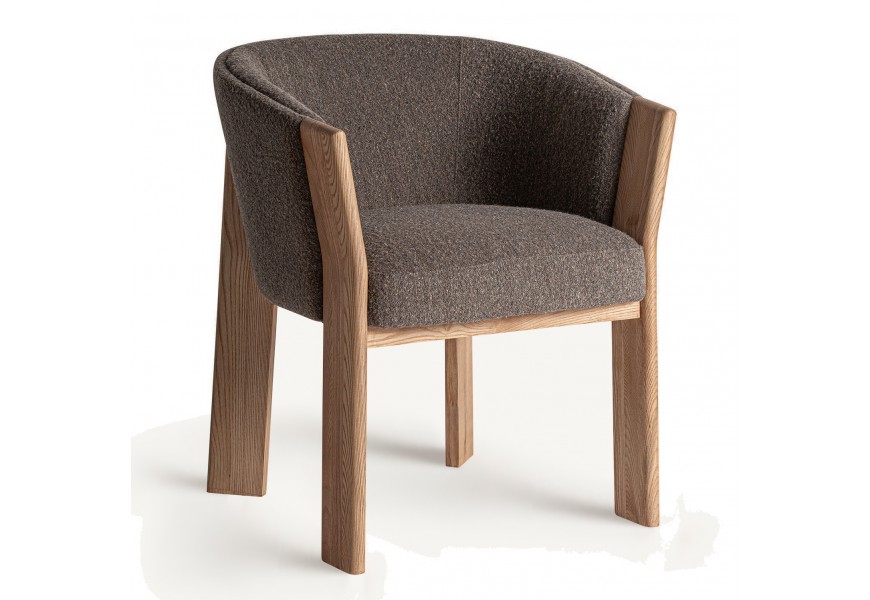 Moderná škandinávska jedálenská stolička Naria so svetlými hnedými nožičkami z dubového dreva a hnedým taupe čalúnením s výraznou textúrou