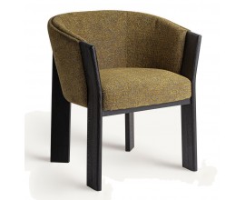 Moderná škandinávska jedálenská stolička Naria so zaobleným operadlom s opierkami na ruky so žltým melírovaným poťahom a širokými dubovými nožičkami v čiernej farbe