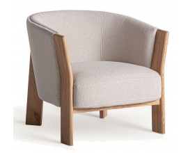 Moderné škandinávske kreslo Naria s oblým operadlom s béžovým látkovým čalúnením a plochými nožičkami zo svetlého dubového dreva