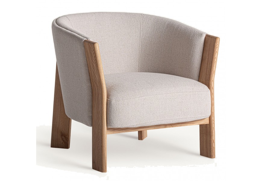 Moderné škandinávske kreslo Naria s oblým operadlom s béžovým látkovým čalúnením a plochými nožičkami zo svetlého dubového dreva