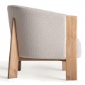 Luxusné škandinávske kreslo Naria s béžovým látkovým poťahom a svetlými dubovými nožičkami 70 cm