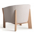 Luxusné škandinávske kreslo Naria s béžovým látkovým poťahom a svetlými dubovými nožičkami 70 cm