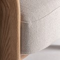 Luxusné škandinávske kreslo Naria s béžovým látkovým poťahom a svetlými dubovými nožičkami 70 cm