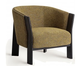 Moderné škandinávske kreslo Naria s oblým operadlom s mäkkou sedacou časťou v žltom melírovanom čalúnení a čiernymi plochými dubovými nožičkami