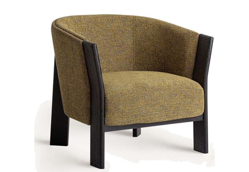 Moderné škandinávske kreslo Naria s oblým operadlom s mäkkou sedacou časťou v žltom melírovanom čalúnení a čiernymi plochými dubovými nožičkami