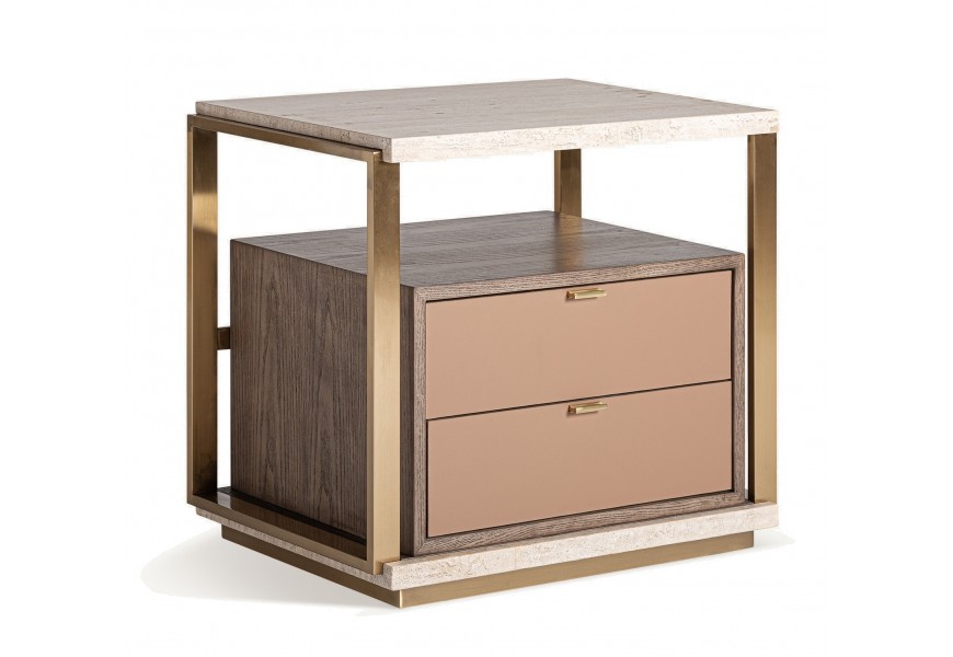 Luxusný art deco nočný stolík Monia v štvorcovom tvare s vrchnou doskou z travertínu v béžovej farbe s dvomi zásuvkami z masívneho dreva s rámom z kovu v zlatej farbe