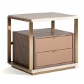 Luxusný art deco nočný stolík Monia v štvorcovom tvare s vrchnou doskou z travertínu v béžovej farbe s dvomi zásuvkami z masívneho dreva s rámom z kovu v zlatej farbe
