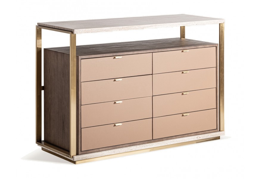 Luxusná glamour komoda Monia v obdĺžnikovom tvare s vrchnou travertínovou béžovou doskou a ôsmimi zásuvkami z masívneho dreva v hnedej farbe s policou s kovovým rámom v zlatej farbe