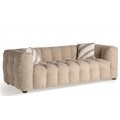Luxusná glamour trojmiestna sedačka Mila v béžovej farbe s huňatým prešívaným poťahom a malými nožičkami v hranatom tvare v hnedej farbe s vankúšmi