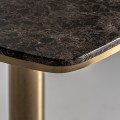 Luxusný art deco štvorcový mramorový hnedý príručný stolík Artis s oblými rohmi a kovovou zlatou nohou 77 cm