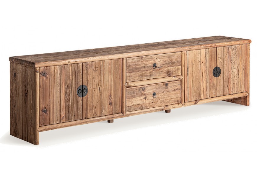 Rustikálny TV stolík Lilia v obdĺžnikovom tvare z masívneho dreva v hnedej farbe so štyrmi dvierkami a zásuvkami s prírodným vzhľadom s kovovými visiacimi úchytkami