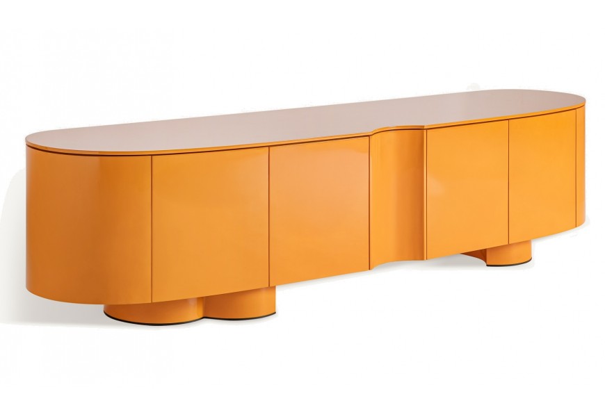 Glamour TV stolík Munios v obdĺžnikovom tvare s oblými hranami v oranžovej farbe s lesklým hladkým povrchom so štyrmi dvierkami s poličkami s nožičkami v oválnom tvare