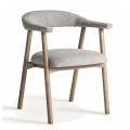 Luxusná jedálenská stolička Bibia v klasickom tvare v škandinávskom modernom štýle s nožičkami z masívneho jaseňového dreva v hnedej farbe s textilným poťahom v sivej farbe s čalúnením