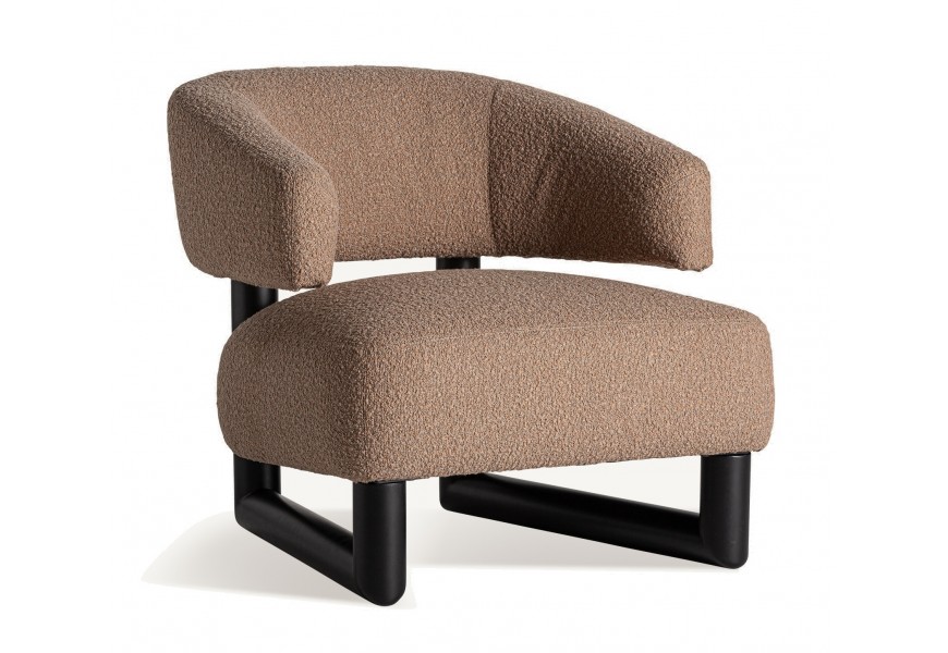 Luxusné moderné kreslo Orbin s huňatým poťahom v hnedej farbe s nožičkami z masívneho jaseňového dreva v čiernej farbe s kovovým vzhľadom