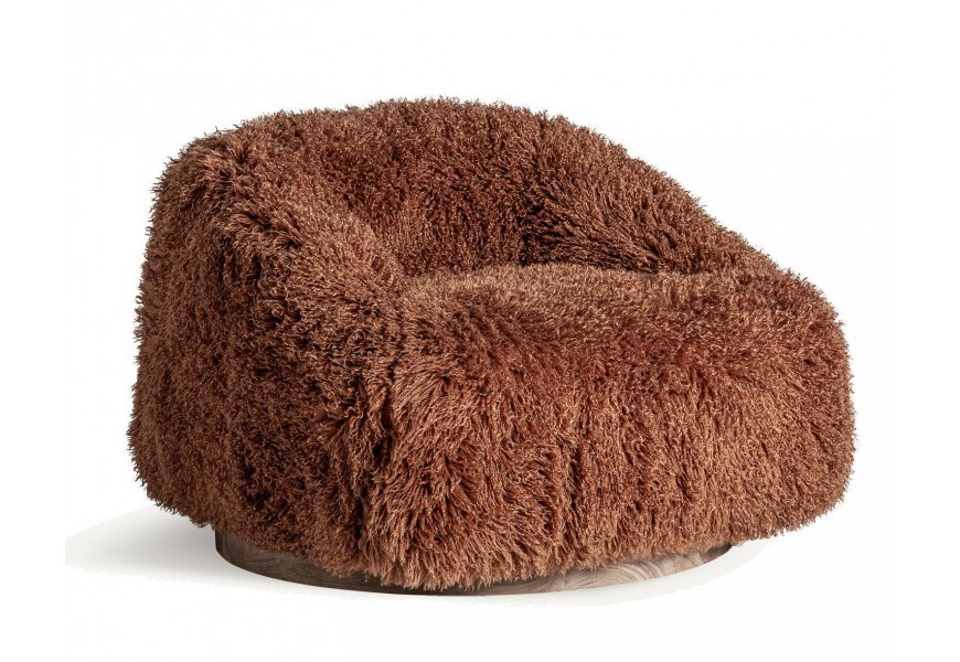 Luxusné glamour kreslo Lavonne s hnedým kožušinovým poťahom s dlhým vlasom a drevenou okrúhlou podstavou v prírodnom odtieni