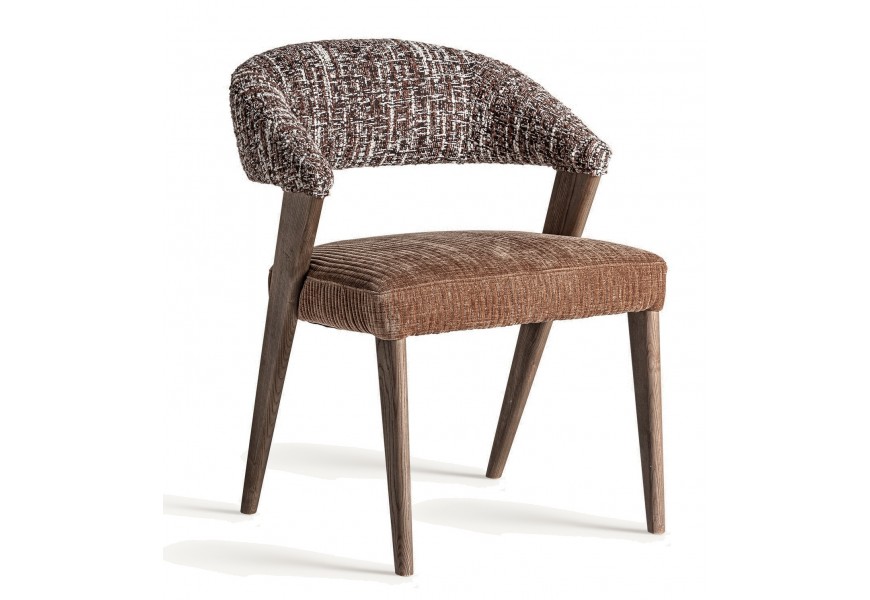 Luxusná retro jedálenská stolička Leni s oblým operadlom v tvare U s hnedým menčestrovým poťahom a zamatovo tkanou opierkou na ruky na zúžených nožičkách z dubového a kaučukového dreva