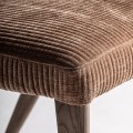 Luxusná retro jedálenská stolička Leni s hnedým menčestrovým poťahom a dubovo kaučukovou konštrukciou 82 cm
